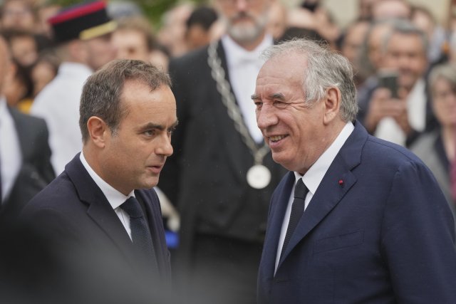 Novovymenovaný premiér Sébastien Lecornu (vľavo) a odchádzajúci francúzsky premiér Francois Bayrou. Foto - TASR/AP