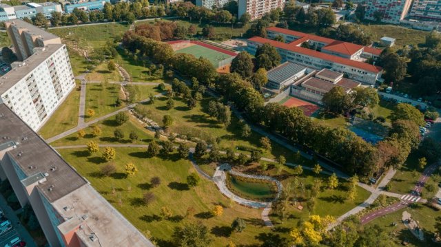 Obnova sídliskového dvora Agátka v Trnave od krajinnej architektky Ivany Štigovej Kučírkovej. Foto – Lukáš Patrik