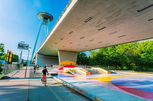 Skatepark Janka Kráľa pod Mostom SNP v Bratislave od ateliéru U/U Studio. Foto – Kubo Križo