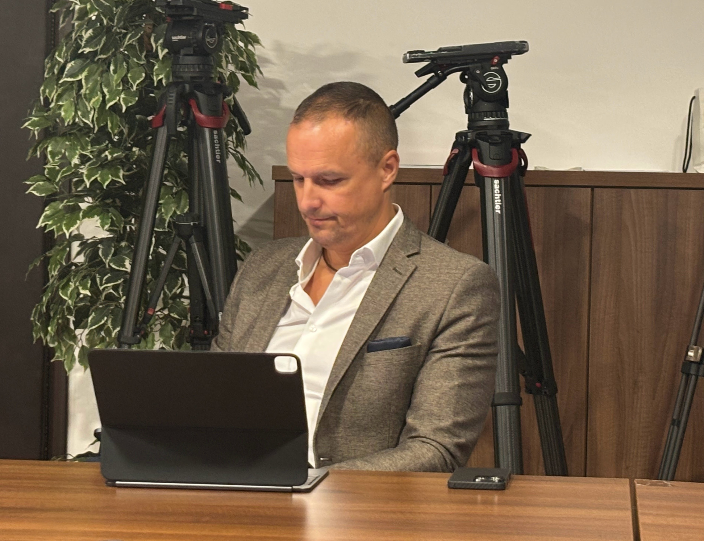 Byť obžalovaným je pre mňa novou životnou rolou, povedal premiérov poradca David Lindtner pred začiatkom procesu