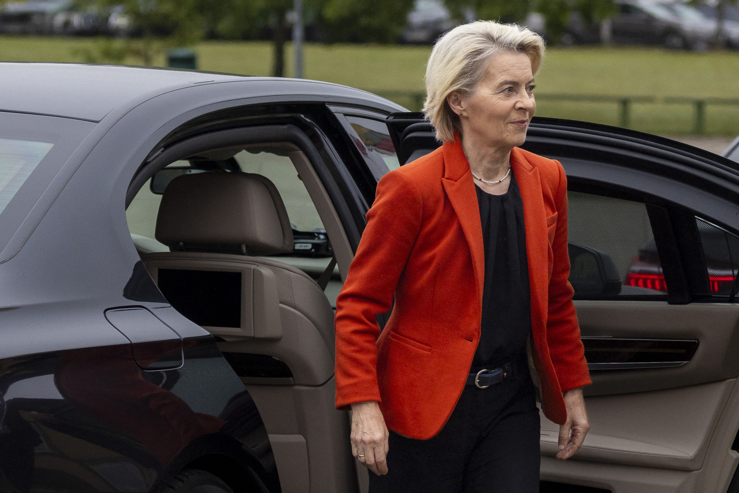 Ekonomický newsfilter: Brusel pod tlakom automobiliek zmierňuje zákaz spaľovacích motorov