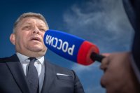 Robert Fico na Slavíne poskytuje vyjadrenia ruským médiam. Foto N – Tomáš Benedikovič