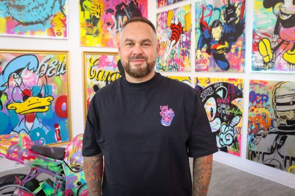 Josef Rataj chcel vyskočiť z&nbsp;okna pre sadizmus otčima, dnes vystavuje vo svetových galériách