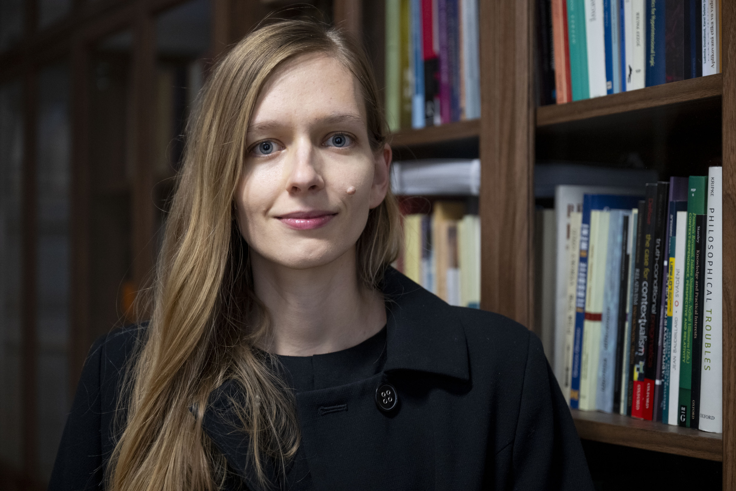 Ako AI ovplyvní vzťahy či trúchlenie a&nbsp;ako budeme rozlišovať pravdu v&nbsp;čase deepfakov? 39 otázok pre filozofku Danielu Vacek