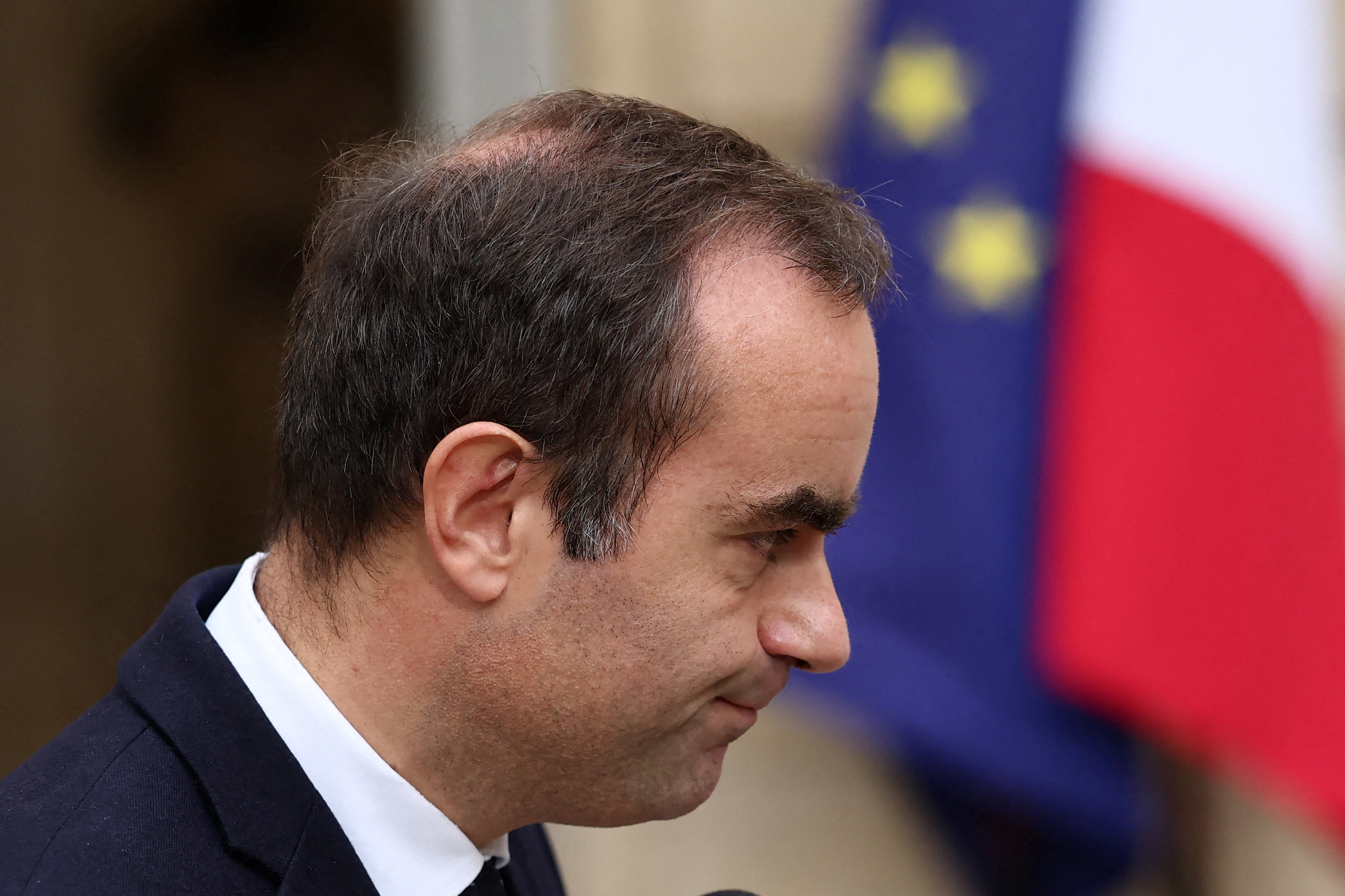 Francúzskeho premiéra nepodržala žiadna strana. Rezignoval skôr, ako prvýkrát zasadol jeho kabinet