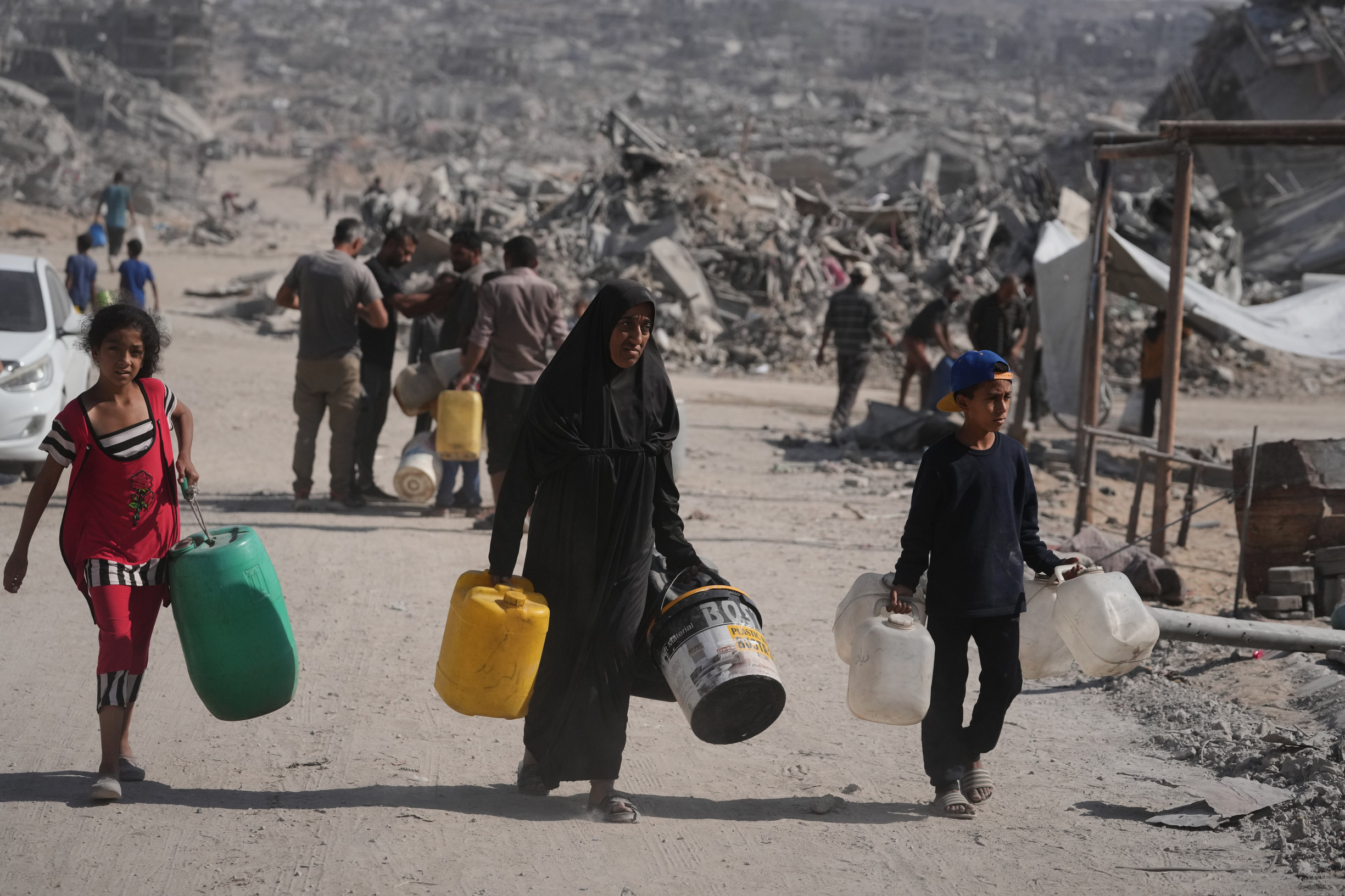 Krehké prímerie v&nbsp;Gaze: Telá Palestínčanov odhaľujú násilie, Izrael čaká na zostávajúcich rukojemníkov