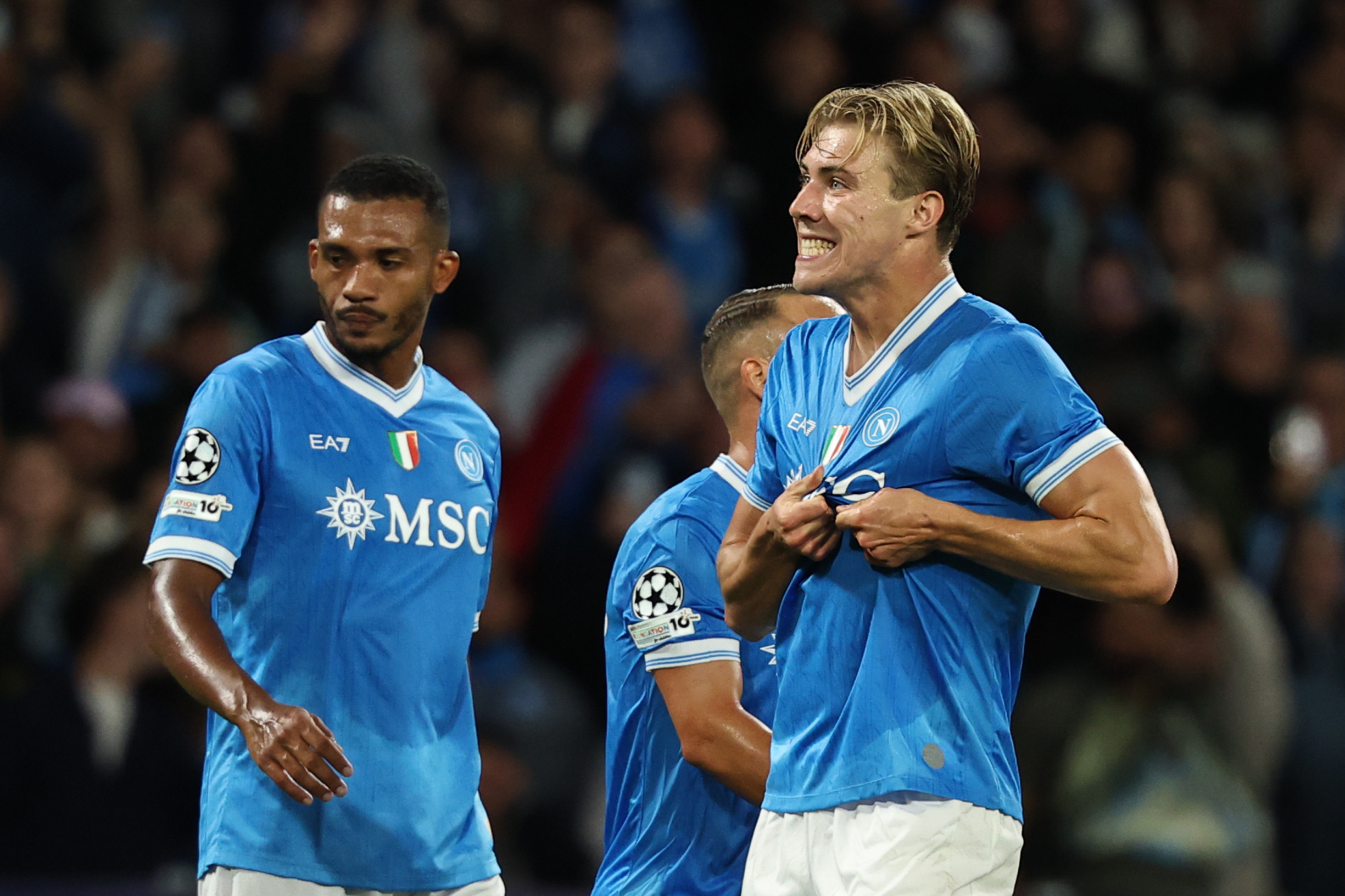 V&nbsp;Neapole sa diali bláznivé veci. Video ukazuje besnejúcich fanúšikov, nie je jasné, či policajt vystrelil alebo nie