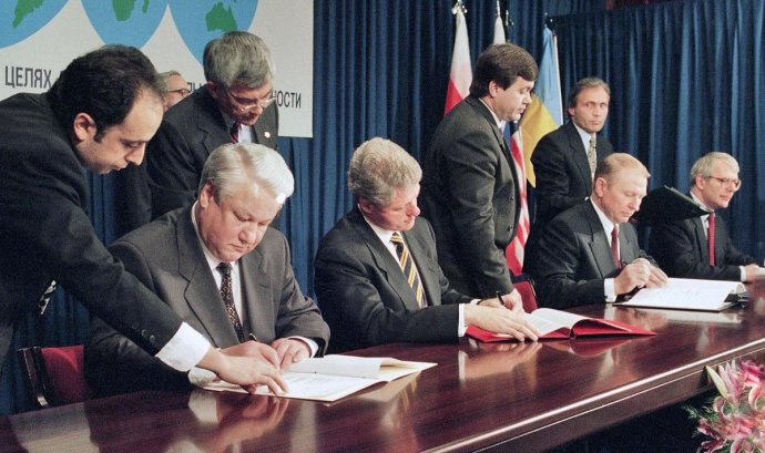 Borisz Jelcin orosz, Bill Clinton amerikai és Leonyid Kucsma ukrán elnök, valamit John Major brit miniszterelnök aláírják a budapesti memorandumot 1994. december 5-én. Fotó - National Security Archive