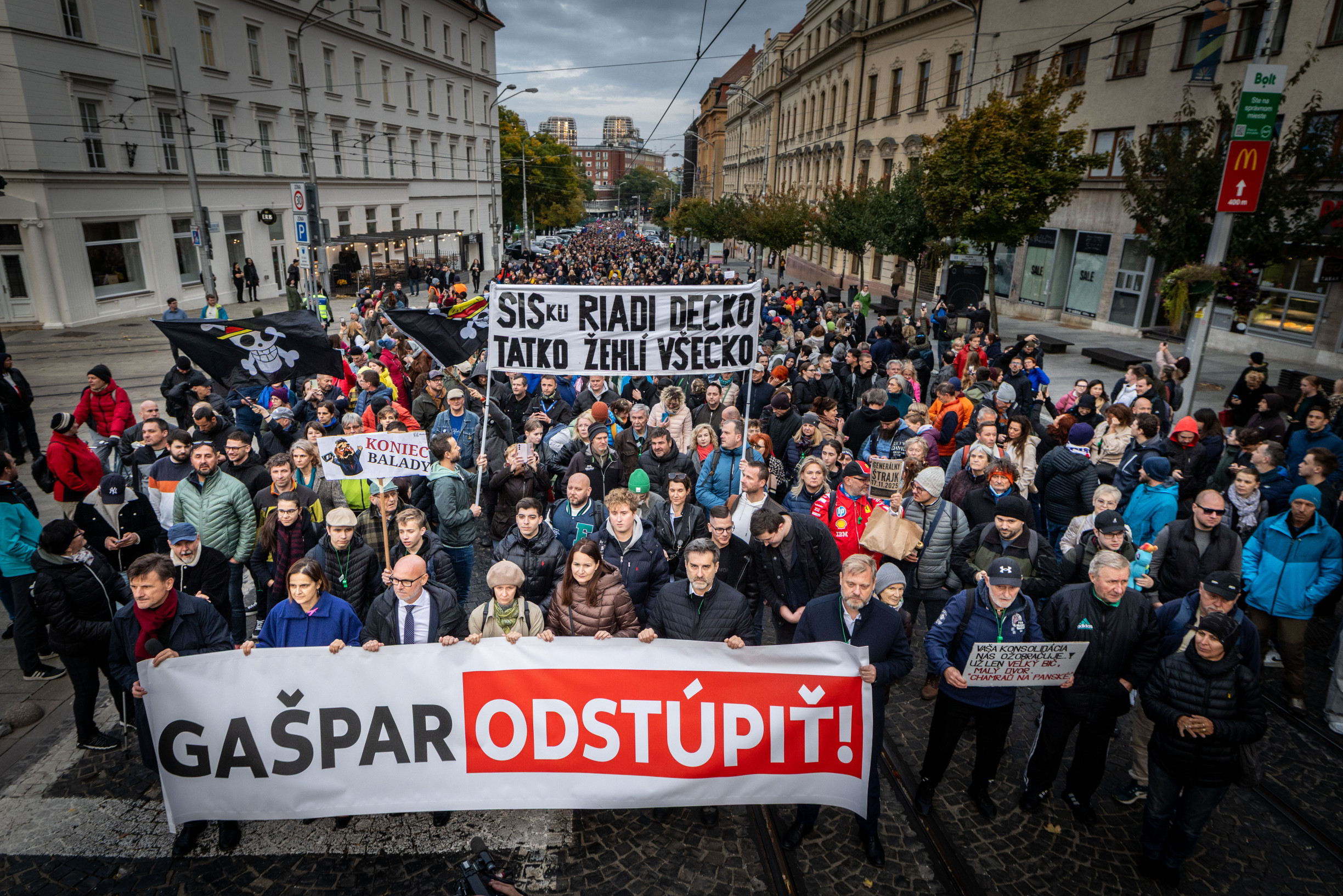 Budeme pokračovať v&nbsp;tlaku, avizuje Hlina. Pred parlamentom protestovalo podľa SaS za odstúpenie Pavla Gašpara viac ako 5-tisíc ľudí