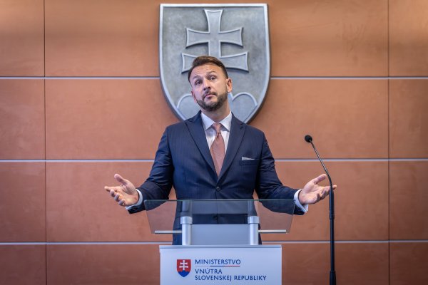 Minister Šutaj Eštok nereagoval na žalobu. Teraz sa musí Čurillovi aj jeho kolegom ospravedlniť aj zaplatiť odškodnenie