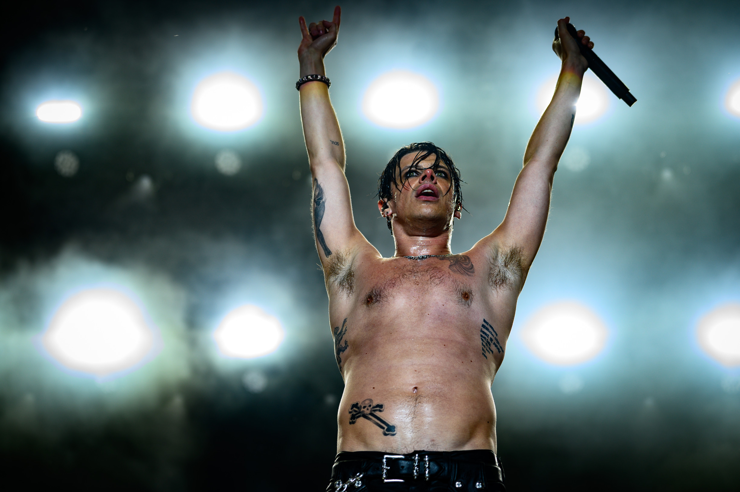 Americké turné vypredal do minúty. Prečo svet baží po britskom rockerovi Yungbludovi