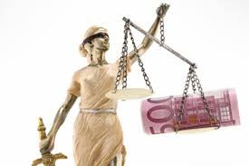 Košický justičný karusel: Keď otec súdi kauzu, kde syn obhajuje, a milióny sa strácajú v „čiernej diere“