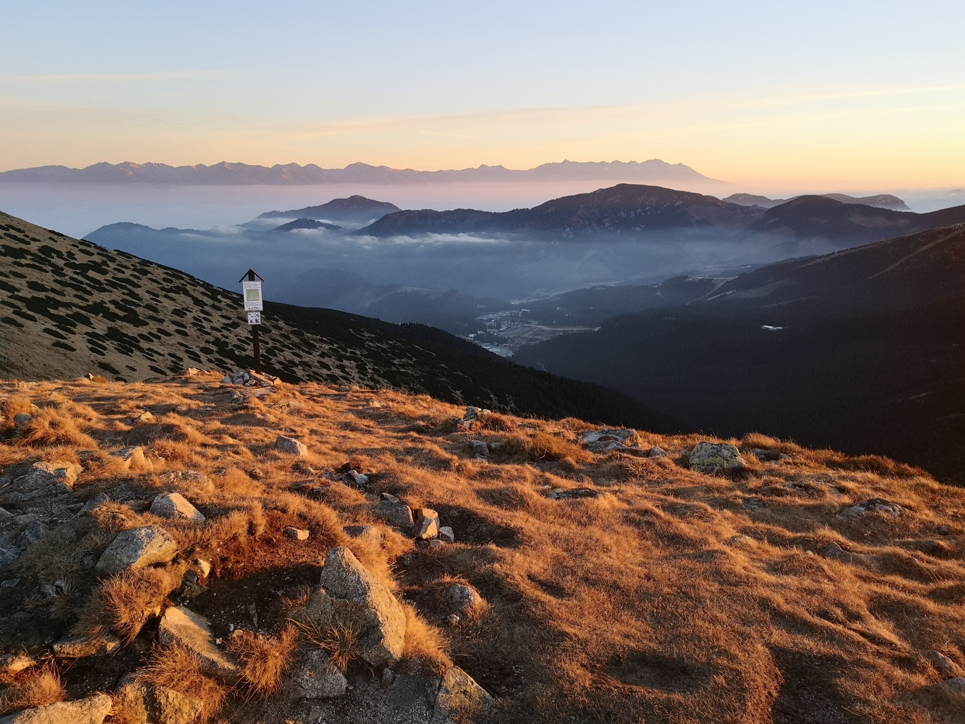 Hiking Basecamp: Víkendové túry za inverziou v&nbsp;Nízkych Tatrách aj tiesňava v&nbsp;Starohorských vrchoch