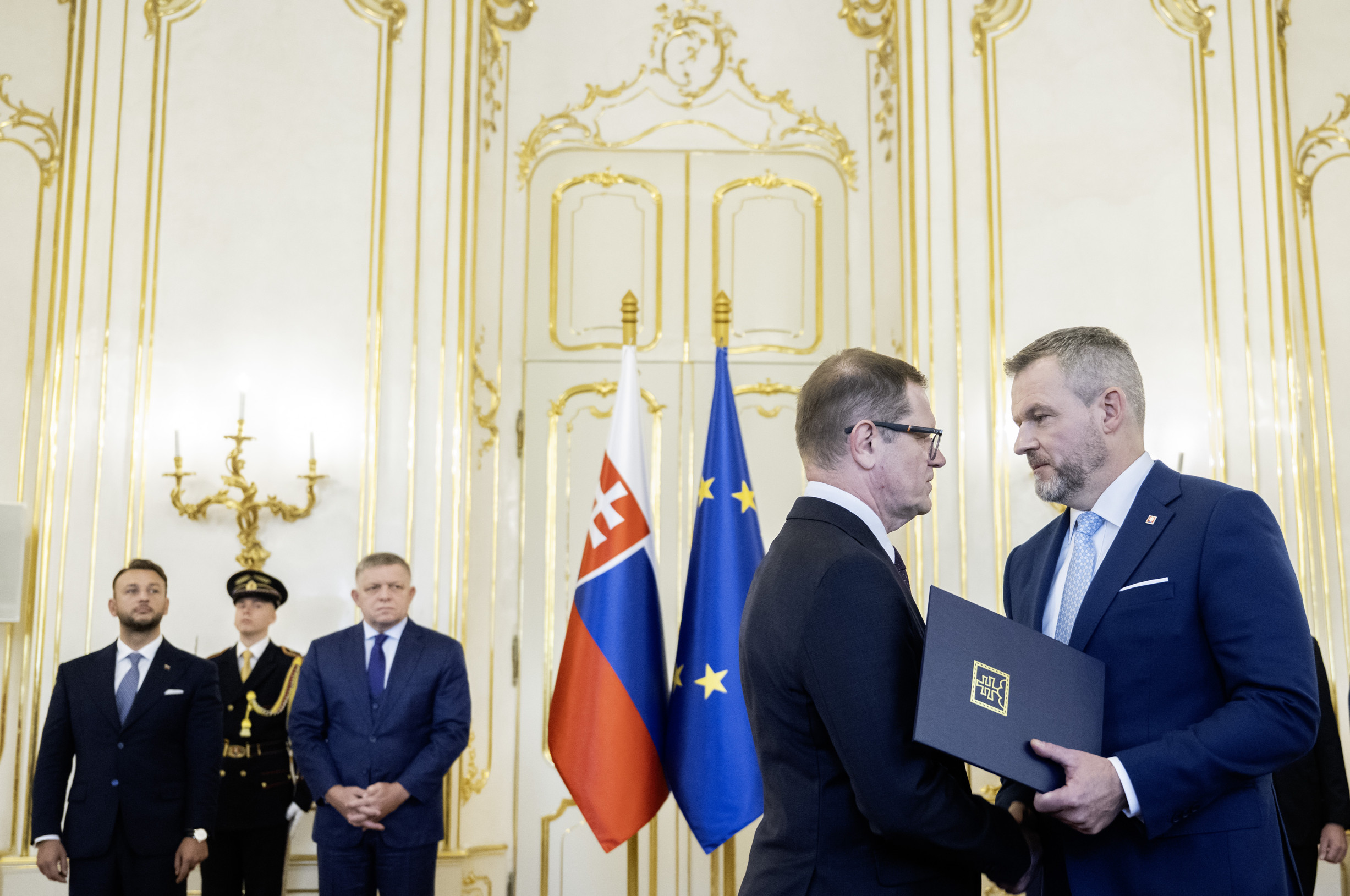 V&nbsp;Kmecovom úrade sa kopia nové podozrenia. Ďalších šesť malých firiem s&nbsp;pár pracovníkmi dostalo 12 miliónov