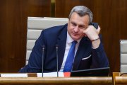 SNS spúšťa predvolebný ohňostroj návrhov, deficit rozpočtu môže ešte rásť