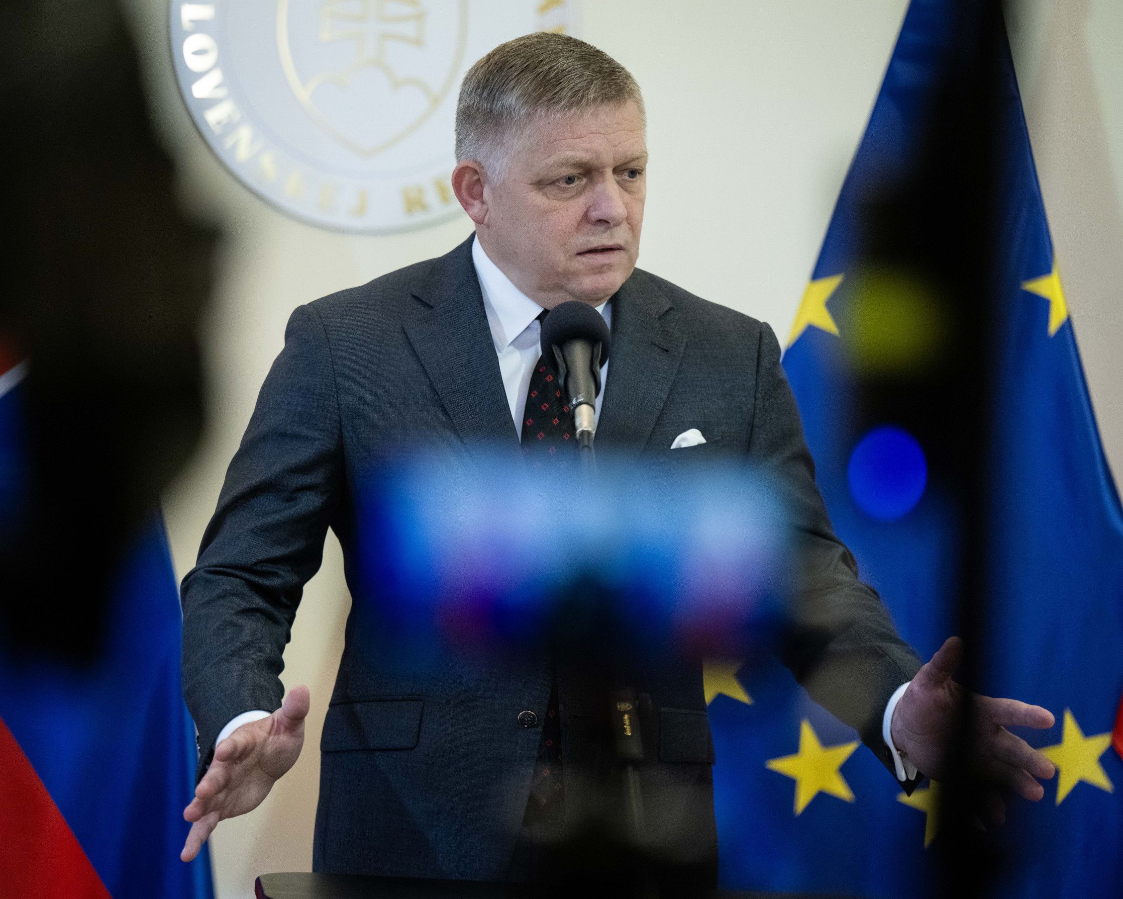 Európska komisia začala konanie voči Slovensku pre novelu ústavy. Prosím, neplašte, reaguje Fico