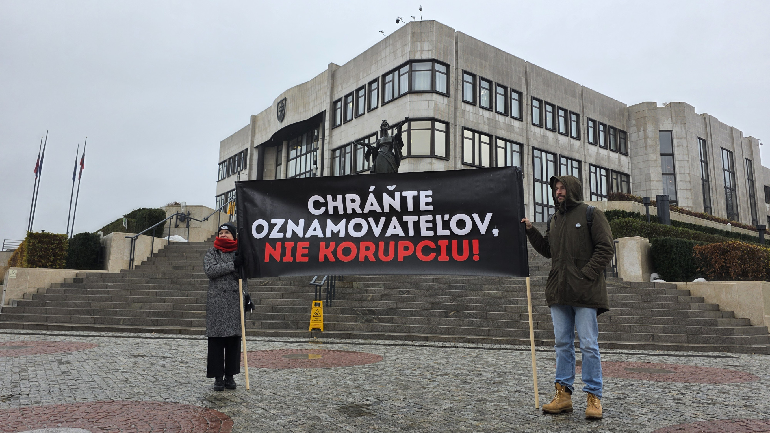 Statoční moknú pred parlamentom, vládni poslanci sú pripravení prijať zákon, ktorý oslabí ich ochranu