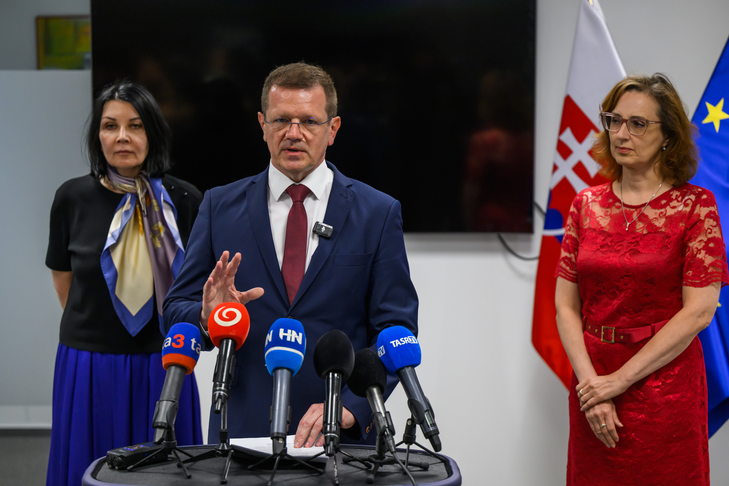 Kmecovi ľudia obhajovali podozrivé dotácie do poslednej chvíle. Potom Fico oznámil, že ho odvolá