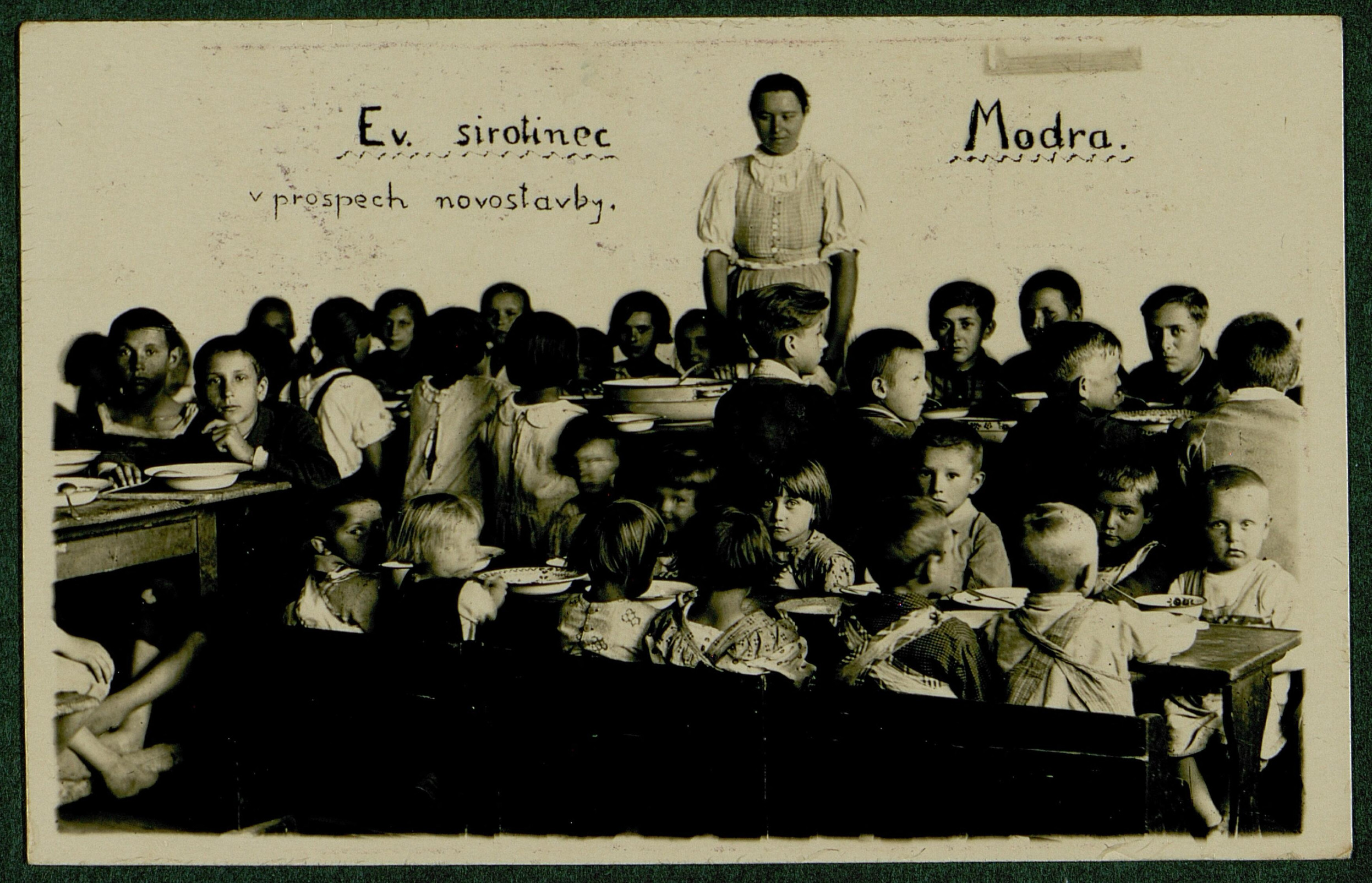 Neutrácajte na zábavu, radšej pomôžte chudobným, vyzýval kňaz Bohumil Kadlečík, aby zachránil modranský sirotinec