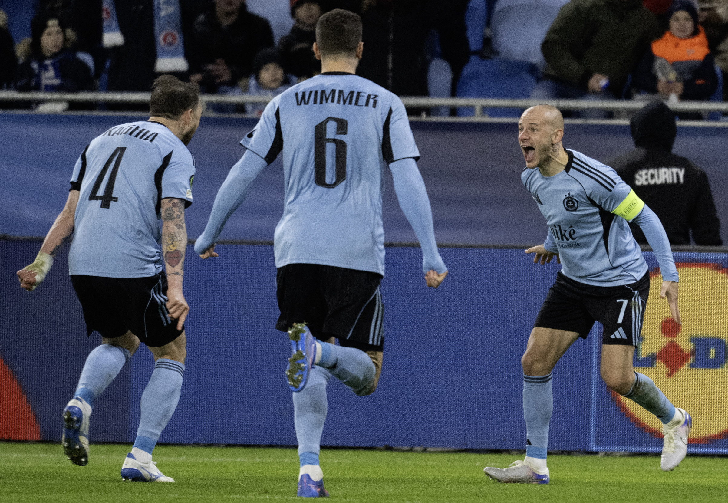 Už dlho som nemal takú radosť, vravel Weiss a&nbsp;zabával novinárov. Zápas Slovana s&nbsp;Rayom spestrilo aj doťahovanie sa s&nbsp;fanúšikmi