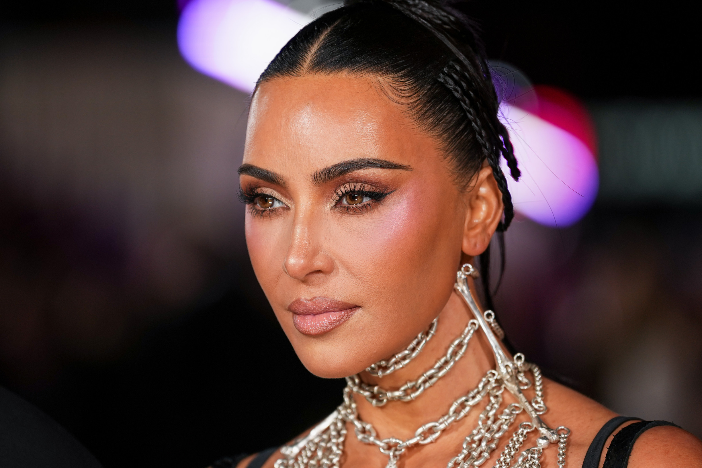 Kim Kardashian si myslí, že ľudia nepristáli na Mesiaci. Úvaha o&nbsp;tom, ako sociálne siete uniesli našu myseľ a&nbsp;postavili sa proti nám
