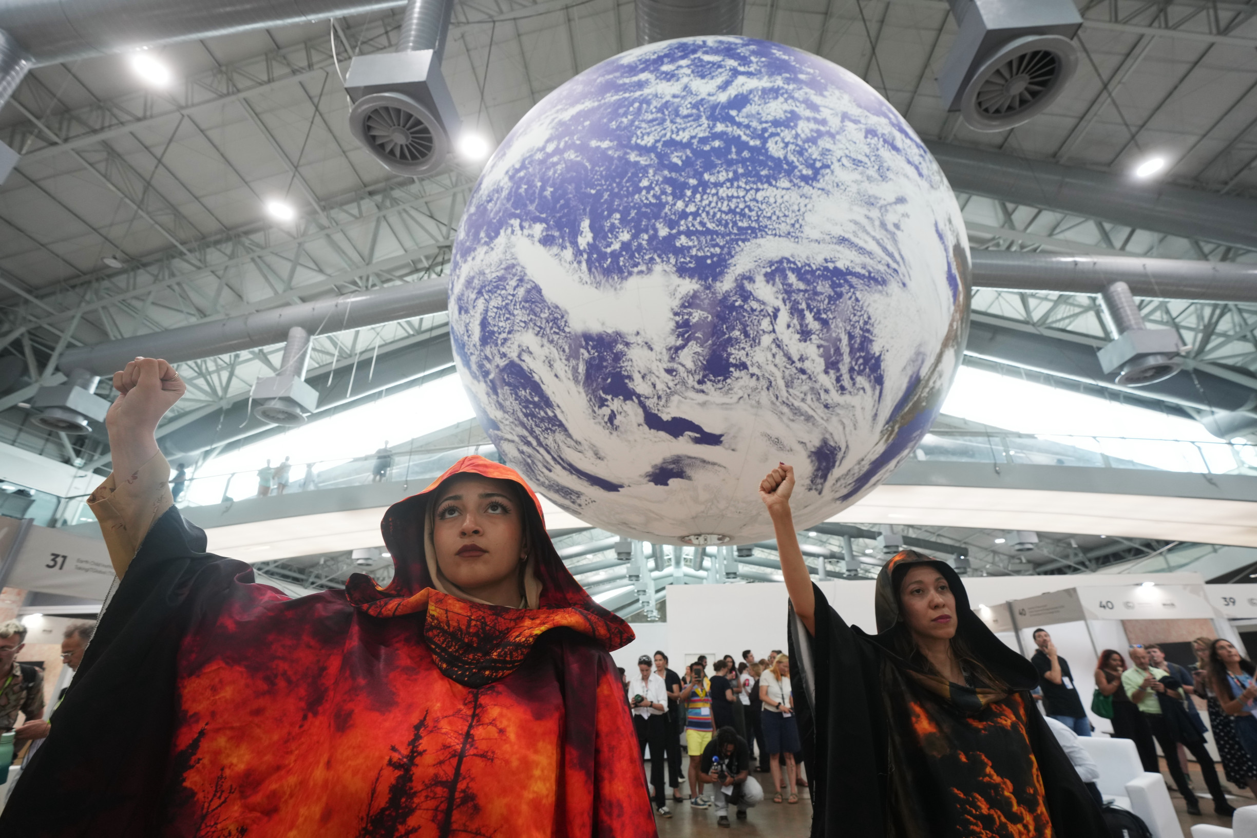 Tvárme sa, že príčina neexistuje. Ako sa klimatická konferencia OSN skončila bez zmienky o&nbsp;fosílnych palivách