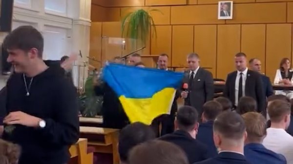 Keď poslal Fico stredoškolákov bojovať na Ukrajinu, časť z&nbsp;nich sa rozlúčila štrnganím kľúčmi