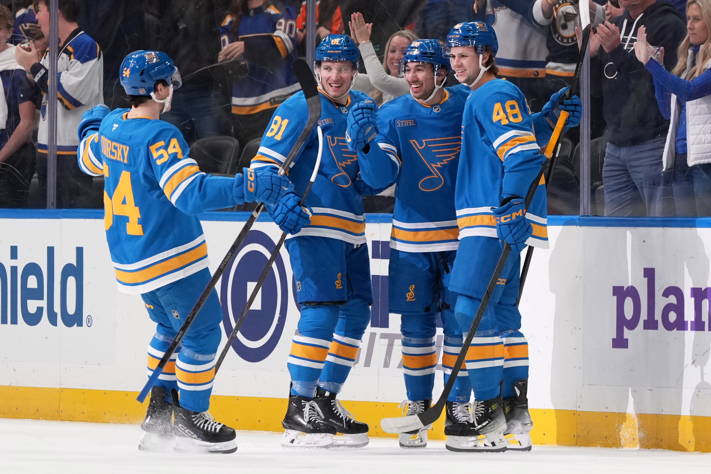 Ráno s&nbsp;NHL: Dvorský hral už v&nbsp;13 rôznych útokoch, ide o&nbsp;výstrednosť trénera. Jeho kariéra ukazuje, prečo to robí