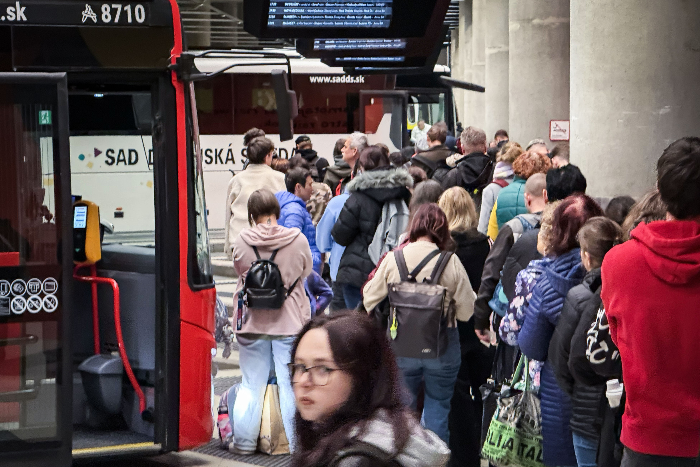 Cestujúci sa prebíjajú cez druhých, čakanie je nekomfortné, ale stanica Nivy zostane zmenšená