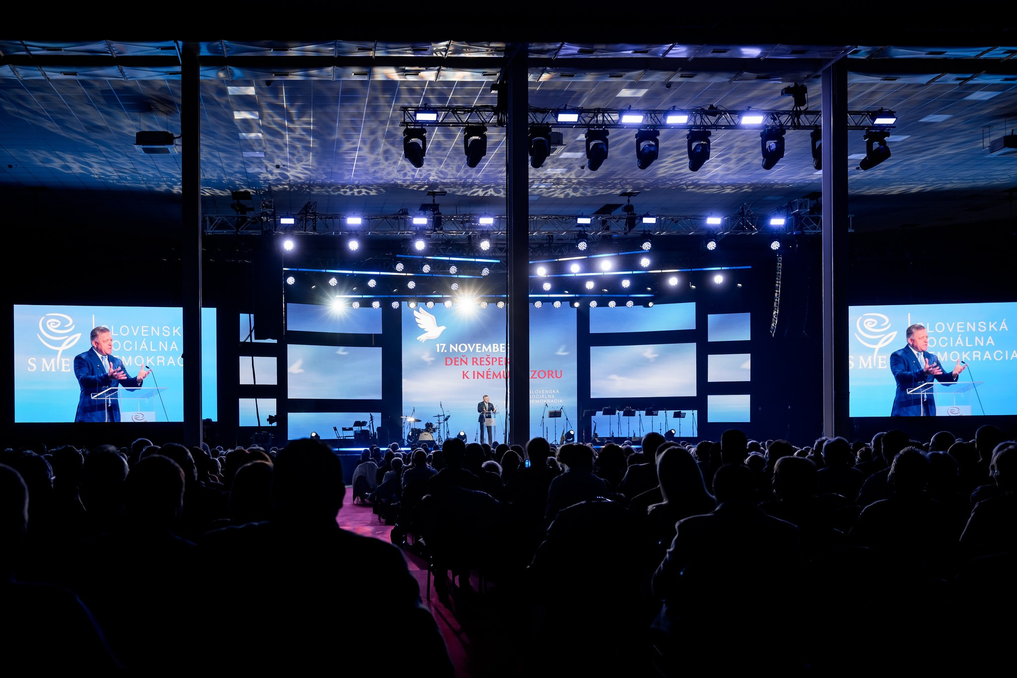 Seniori sa tešili na piesne od Duchoňa, dostali aj prednášku od Fica. Predseda Jednoty dôchodcov Kotian sa od akcie v Nitre dištancuje