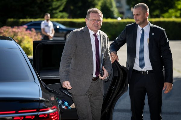 Fico oznámil, že chce odvolať Kmeca. Šutaj Eštok mu odkazuje, že by odišiel aj bez tohto „verejného gesta“