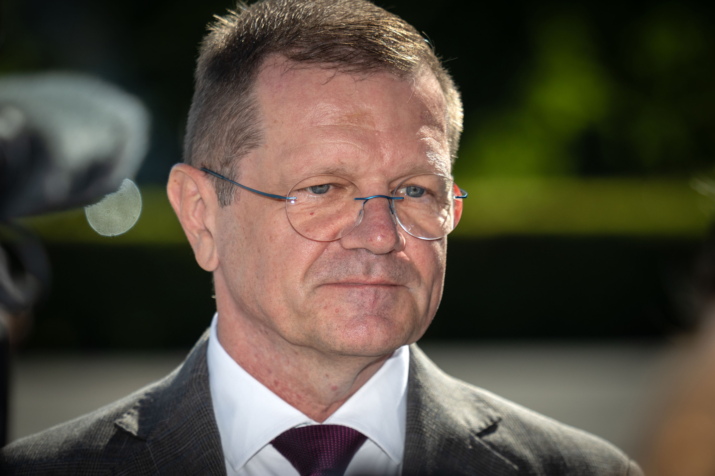 Kmecovi ľudia obhajovali podozrivé dotácie do poslednej chvíle. Potom Fico oznámil, že ho odvolá