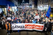 Odchod Pavla Gašpara opäť žiadali tisícky ľudí. Protest spojil opozičné strany