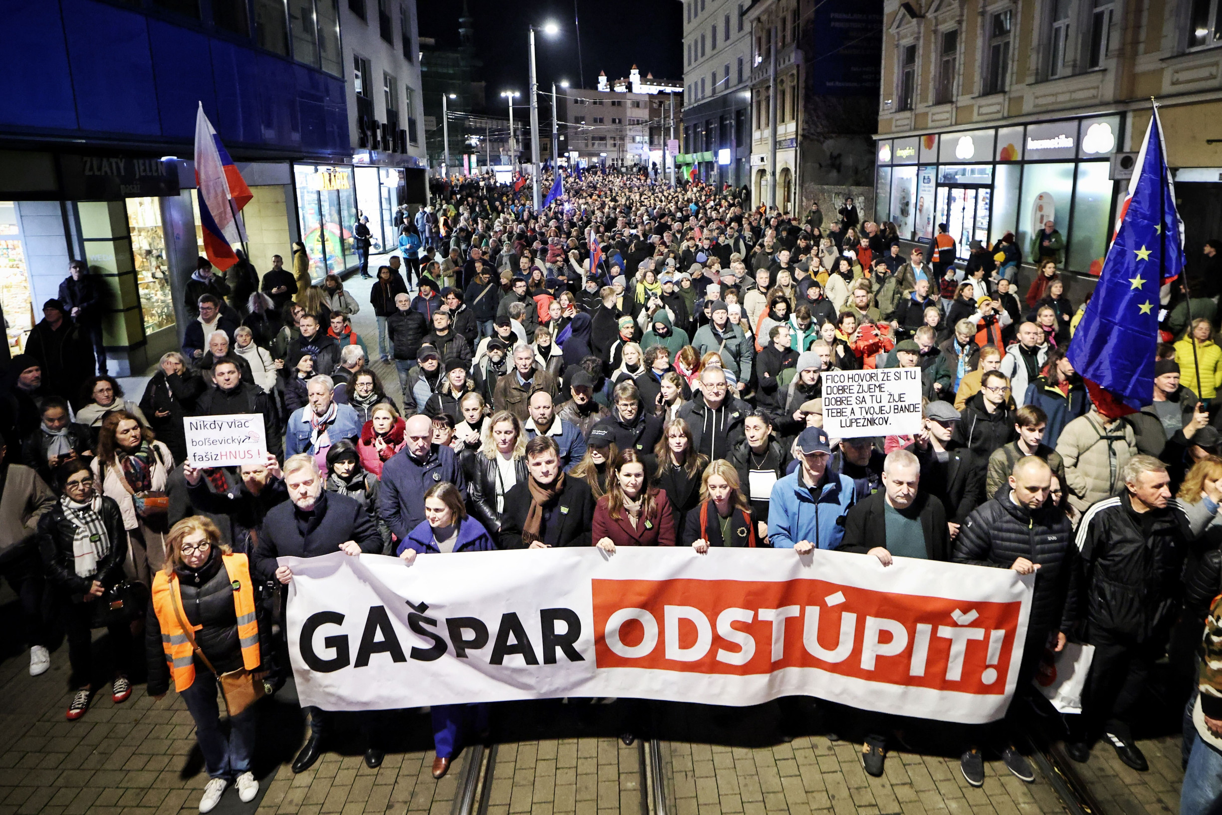 Odchod Pavla Gašpara opäť žiadali tisícky ľudí. Protest spojil opozičné strany