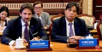 Robert Kaliňák vo Vietname sediac pri Quang Le Hong. 