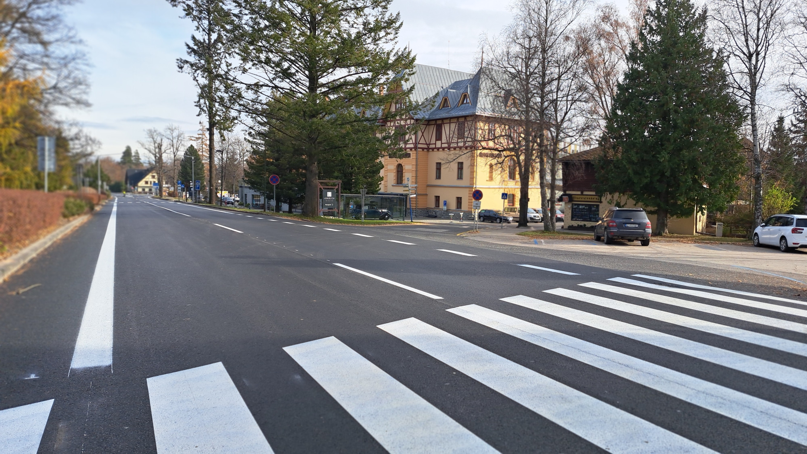 Vláda chce sprísniť dopravné predpisy: šoféri majú byť na priechodoch opatrnejší, pokuta poštou príde aj za telefonovanie