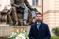 Michal Šimečka pri soche Móra Jókaiho v Komárne. Foto - FB/Michal Šimečka