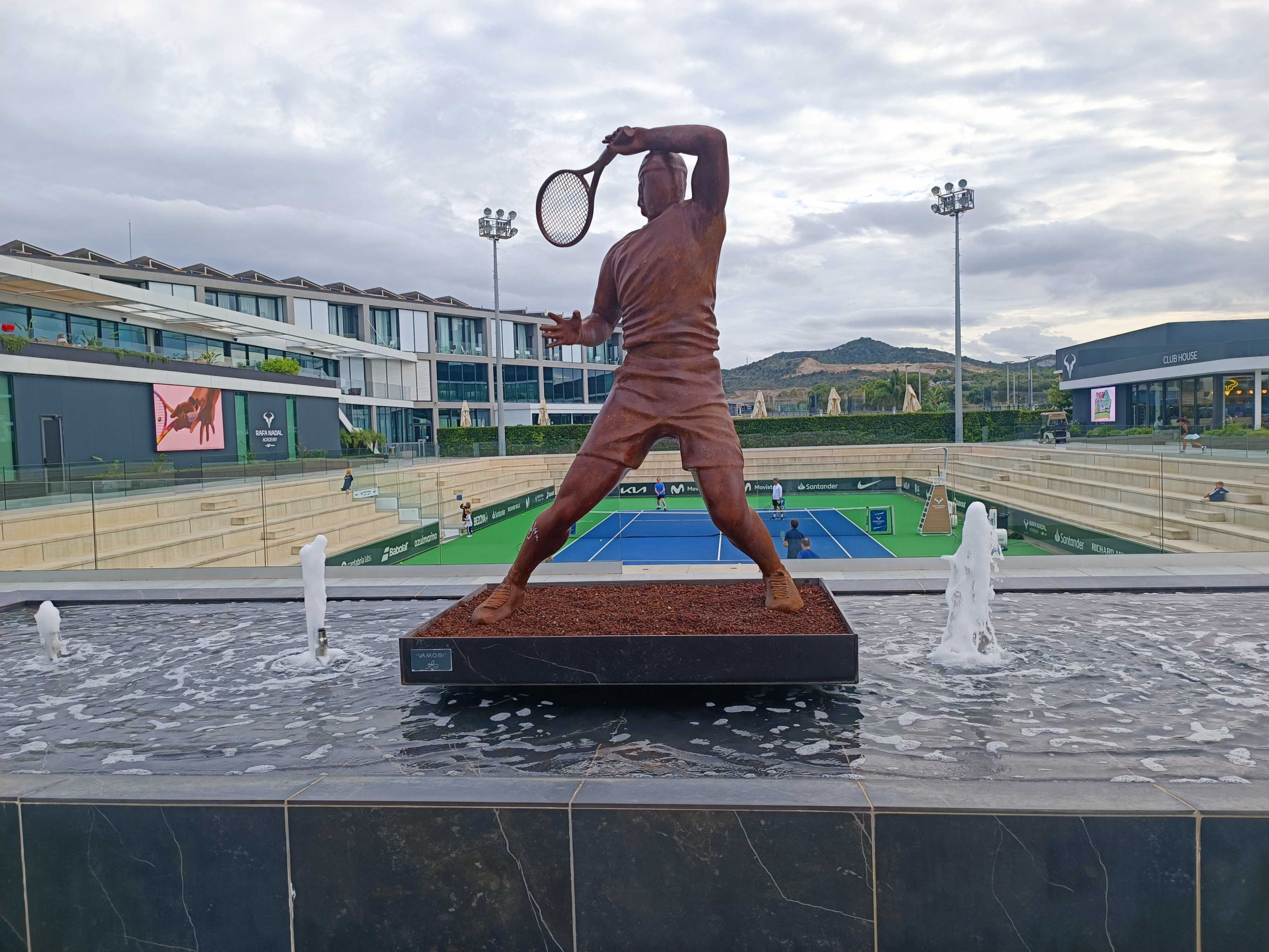 Boli sme sa pozrieť v Nadalovej akadémii. Našli sme banálne odpovede, odpadky, radosť i pomerne netenisové múzeum