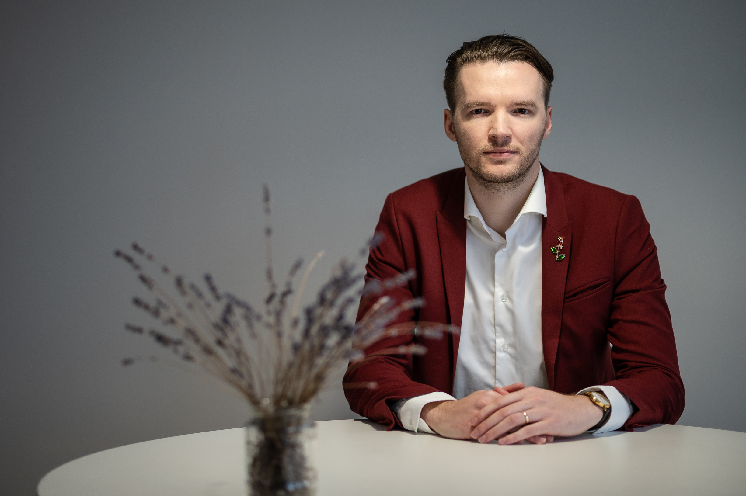 Diplomat Novotný: Radačovský aj Kmec budú v izolác