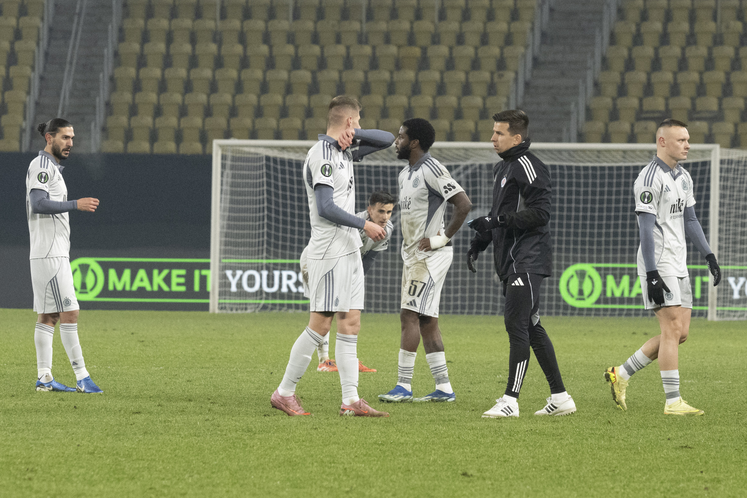 Weiss sa najprv vyhýbal odpovediam na novinárske otázky. Slovan potom hral tak, že fanúšikovia odišli v&nbsp;polovici zápasu