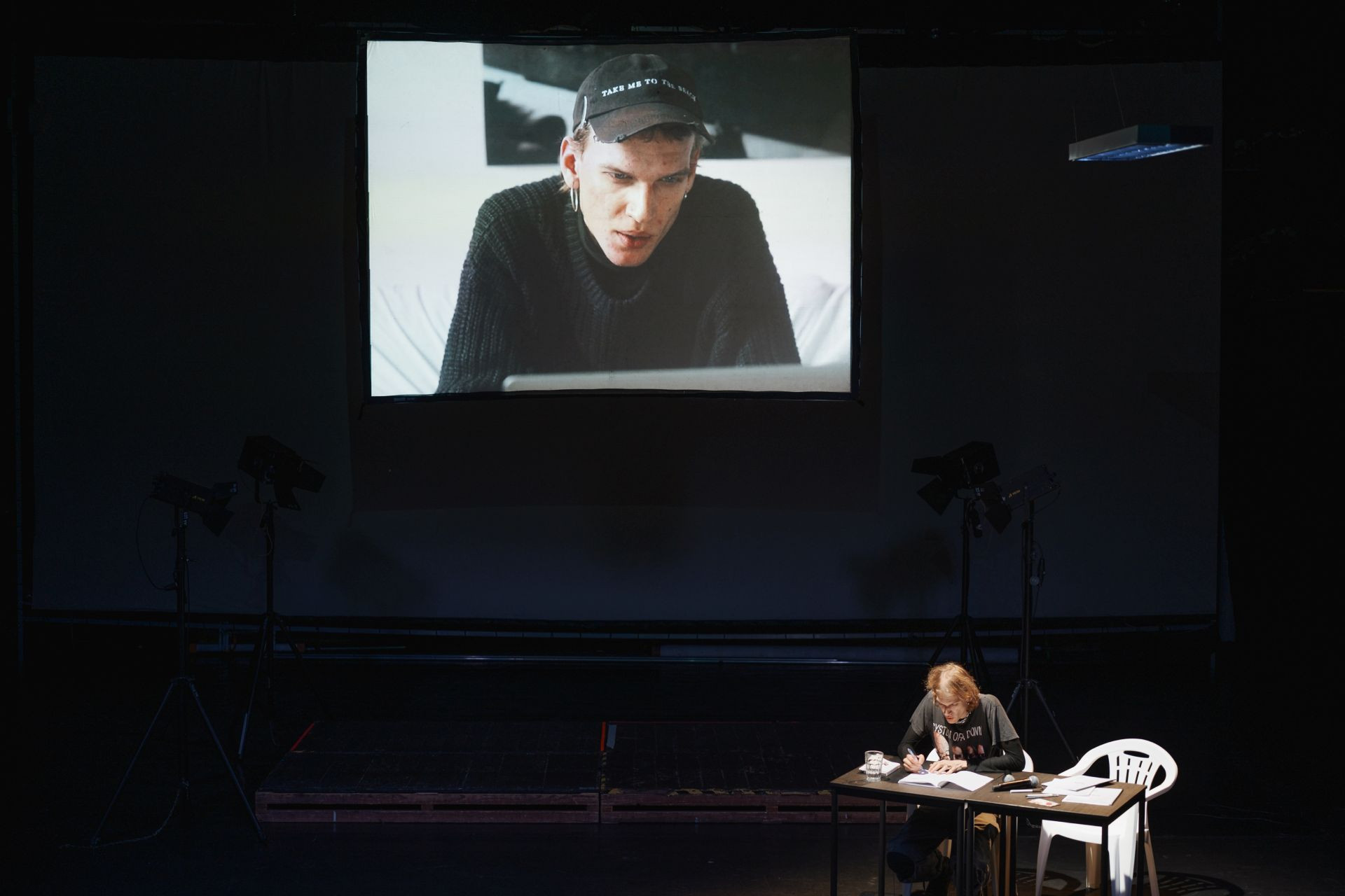 Vyhorený dramaturg hľadá zmysel svojej práce. Inscenácia Alex spája osobnú krízu s kritikou slovenskej kultúrnej politiky