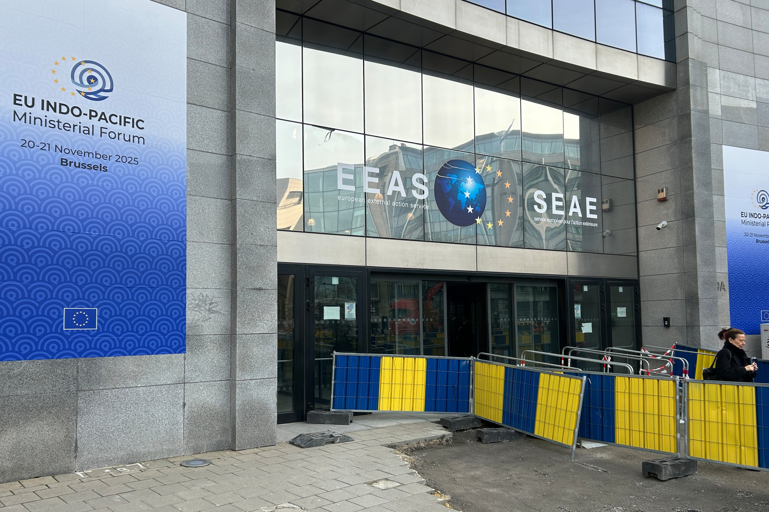 Nový európsky škandál sa týka prestížnej školy pre diplomatov. Medzi zadržanými má byť aj Mogherini