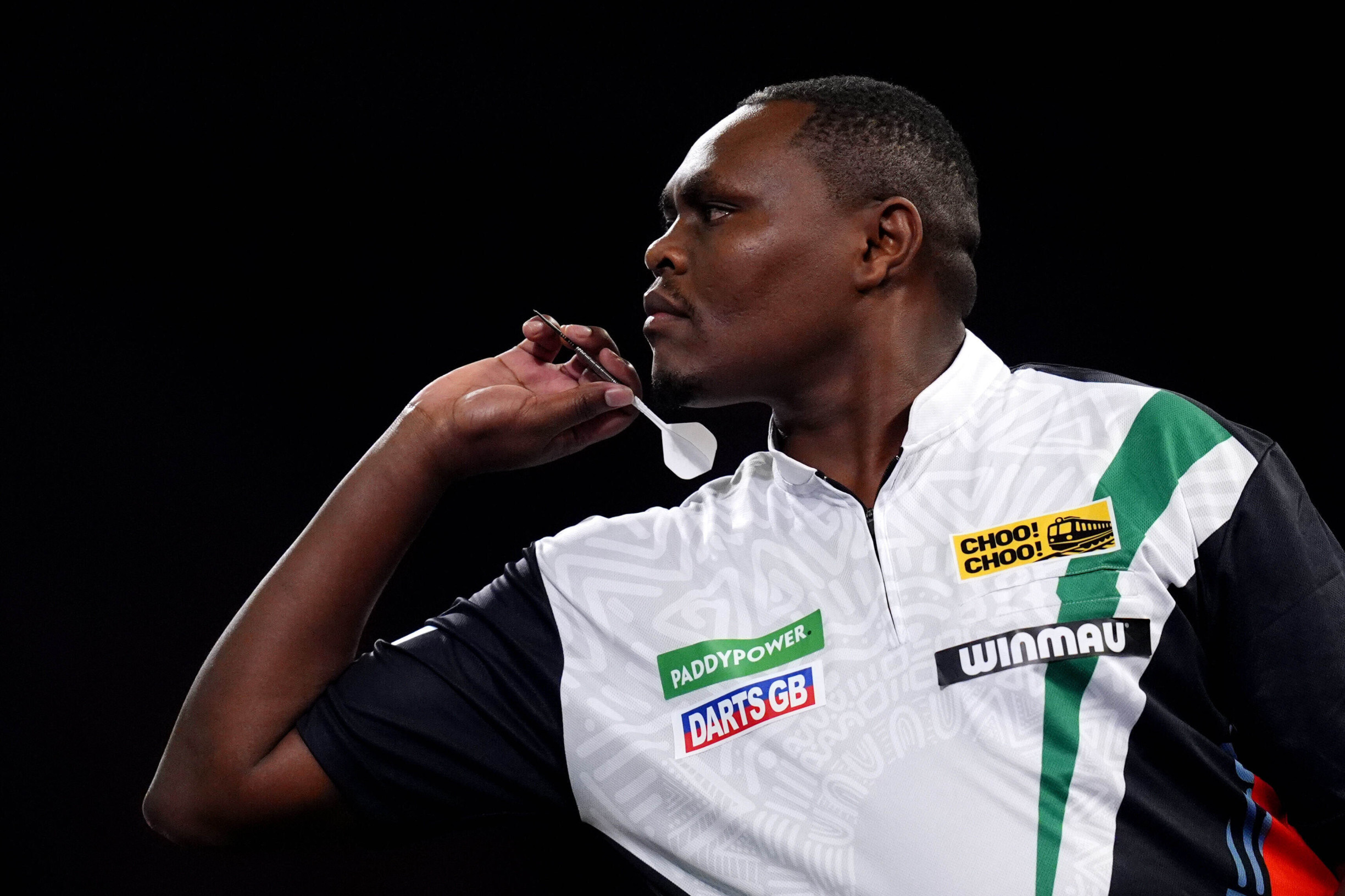 Keby na seba stavil celý plat, nezíska ani štvrtinu skutočnej výhry. Päť minút slávy šípkara z Kene, ktorý prvýkrát letel z Afriky