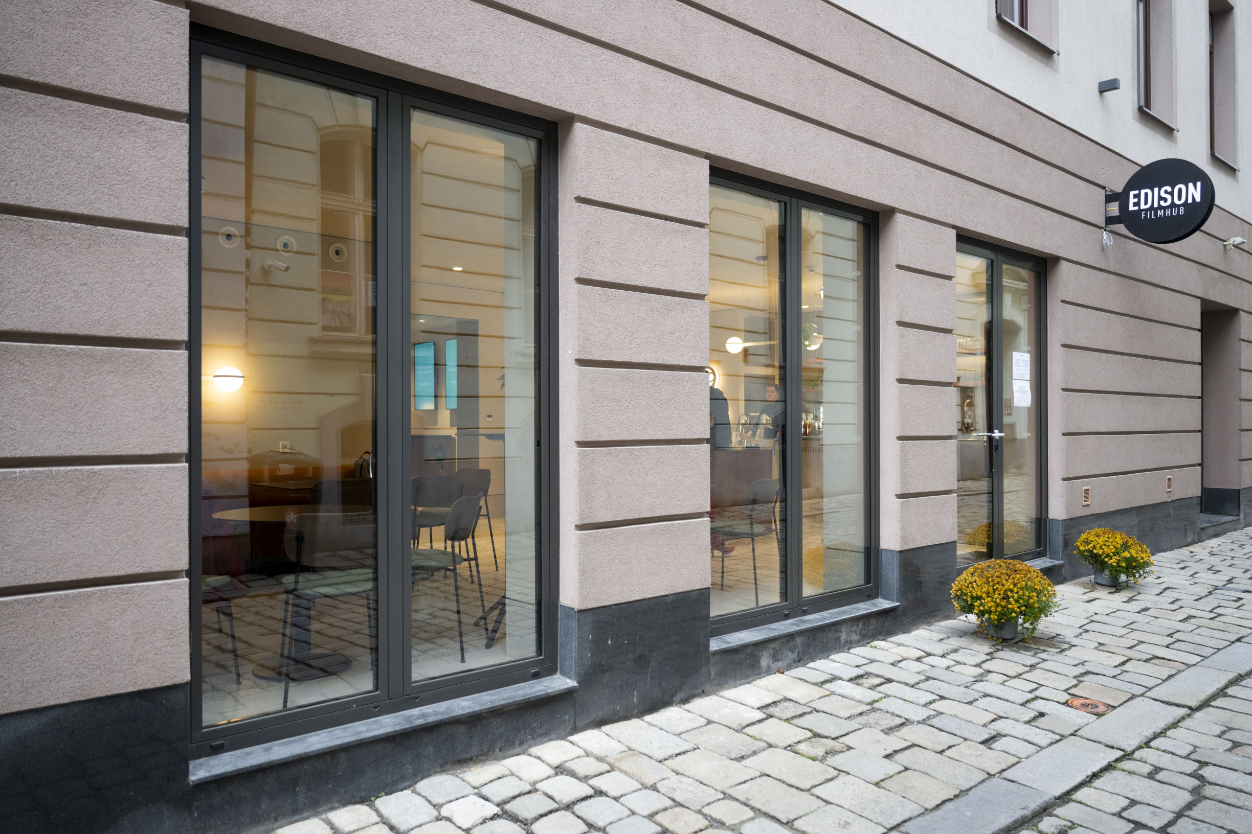 Bratislava má nové butikové kino s galériou a bistrom. Boli sme sa pozrieť, ako vyzerá Edison Filmhub