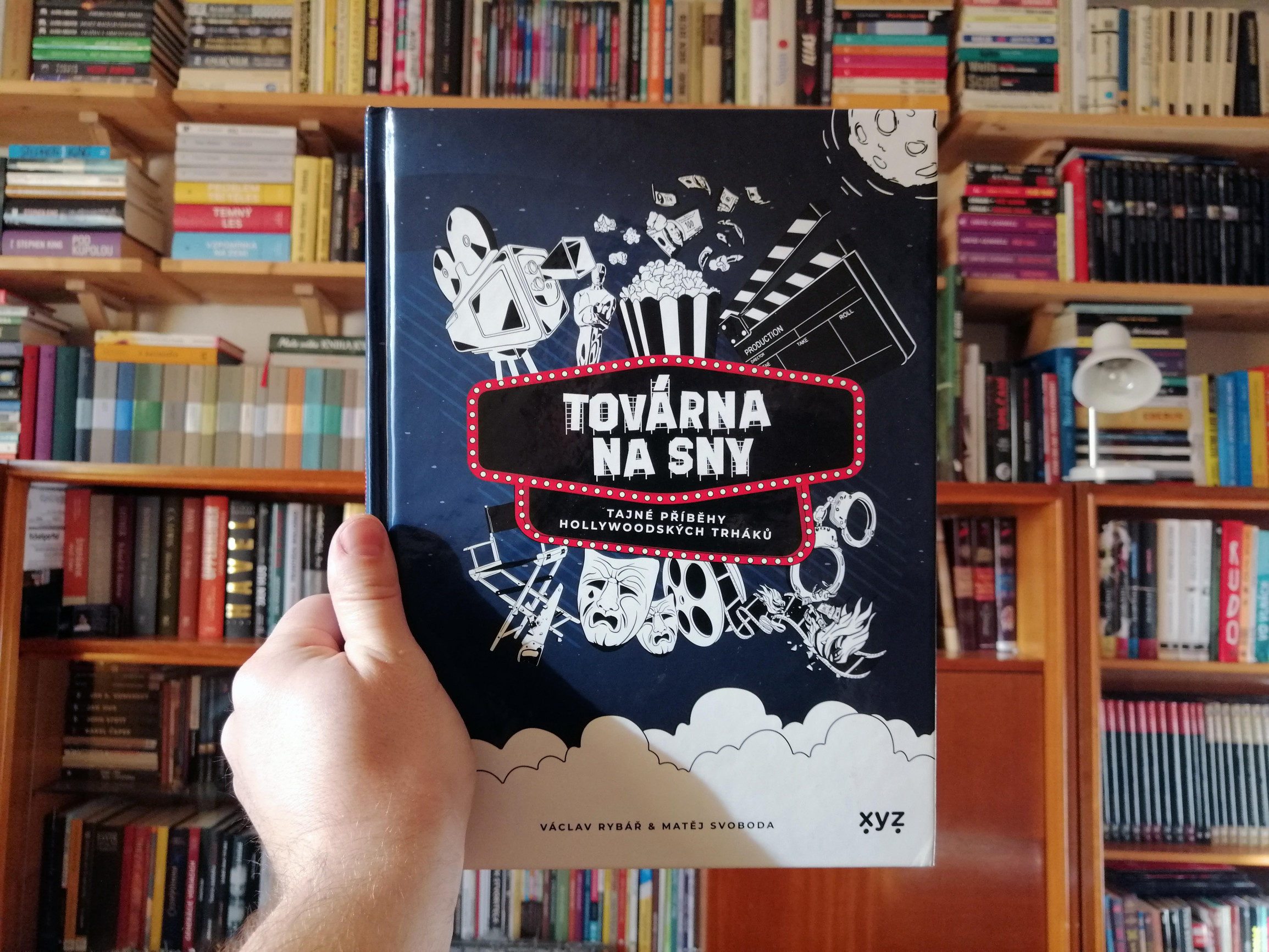 V. Rybář & M. Svoboda: Továrna na sny (Čitateľský denník 64/2025)