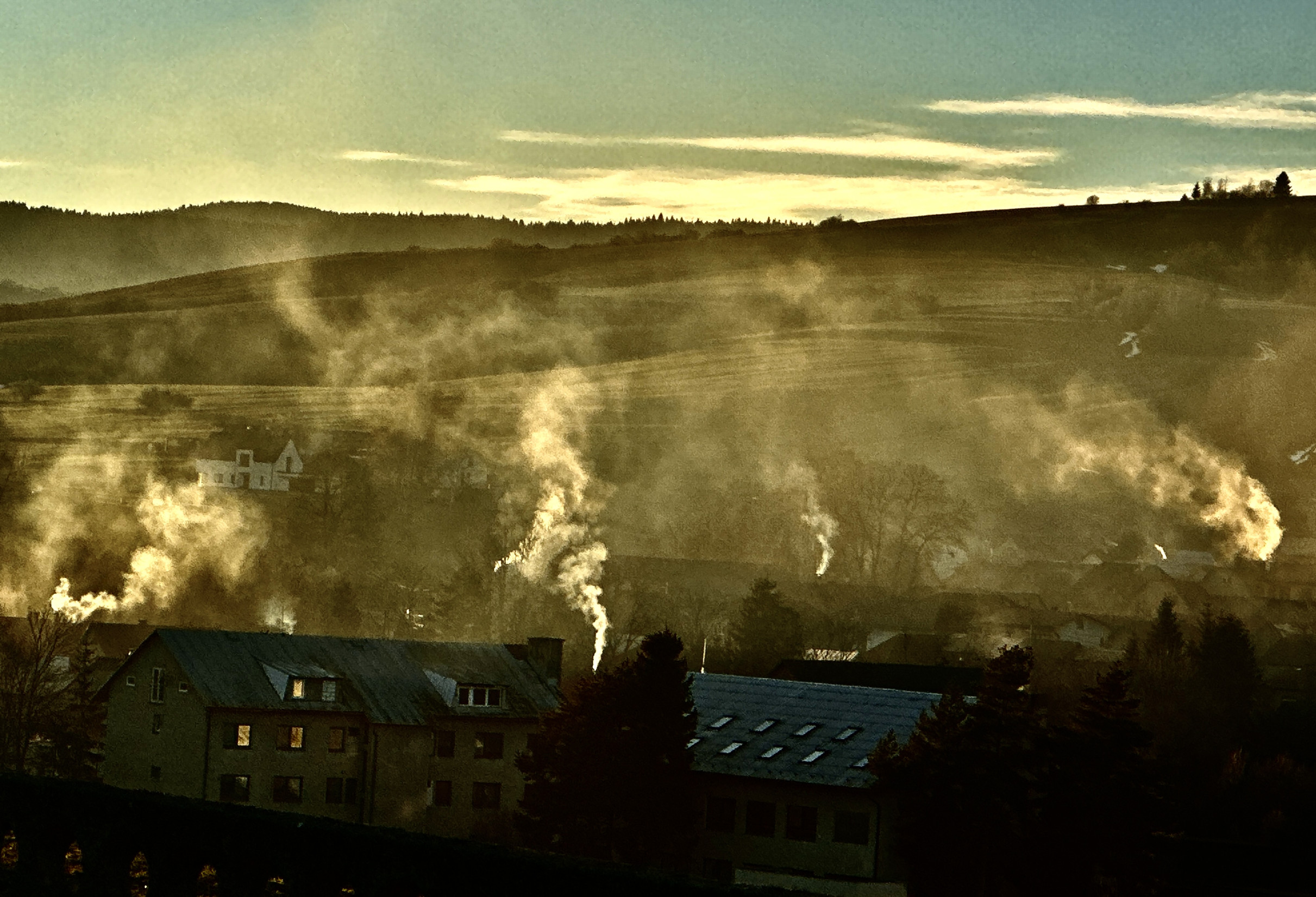 Energopomoc na nich zabudla. Väčšina ľudí na hornej Orave kúri uhlím a drevom (reportáž)