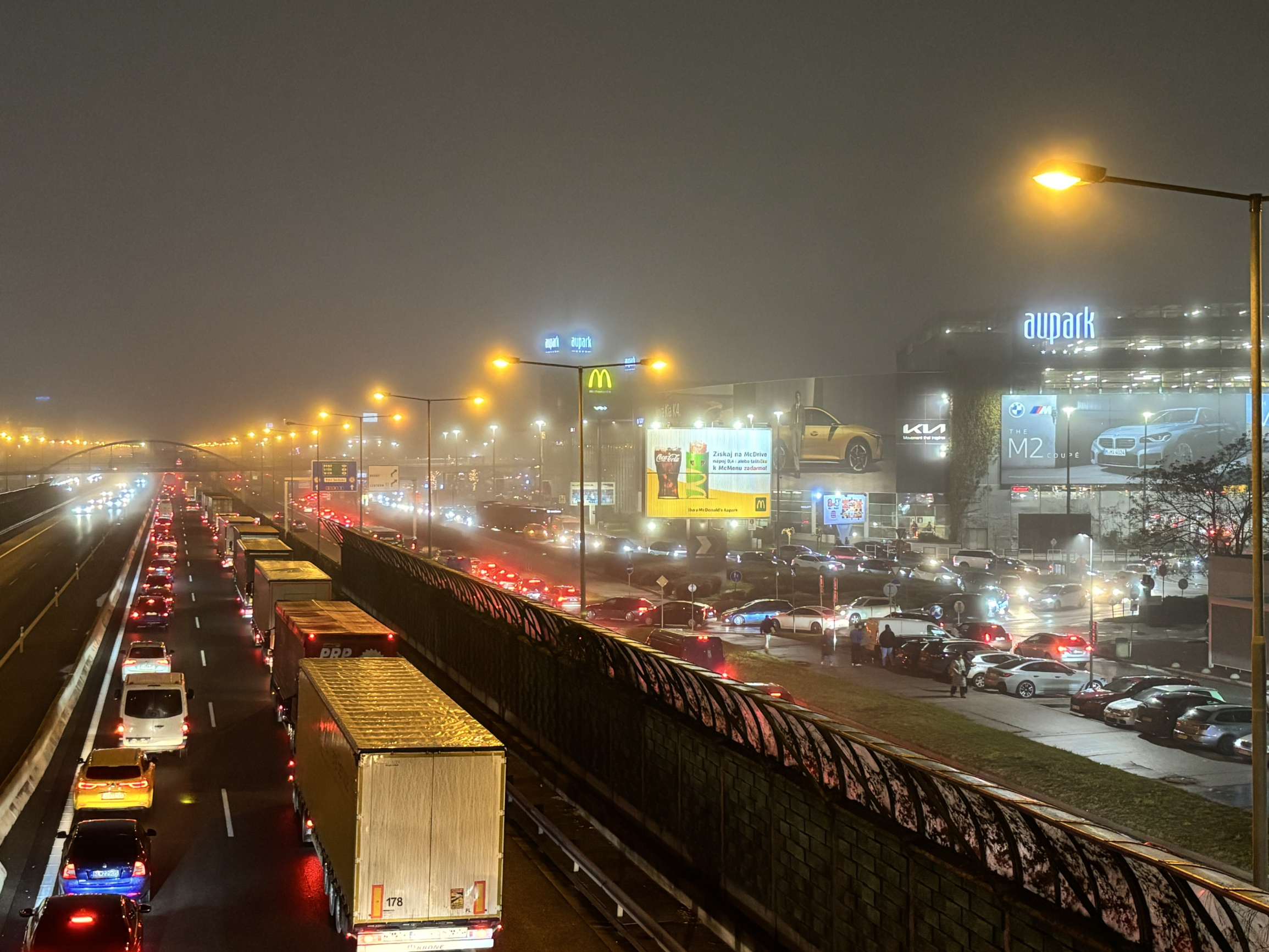 Pondelok odhalil slabiny dopravy v&nbsp;Bratislave, vodiči stáli v&nbsp;kolónach aj štyri hodiny