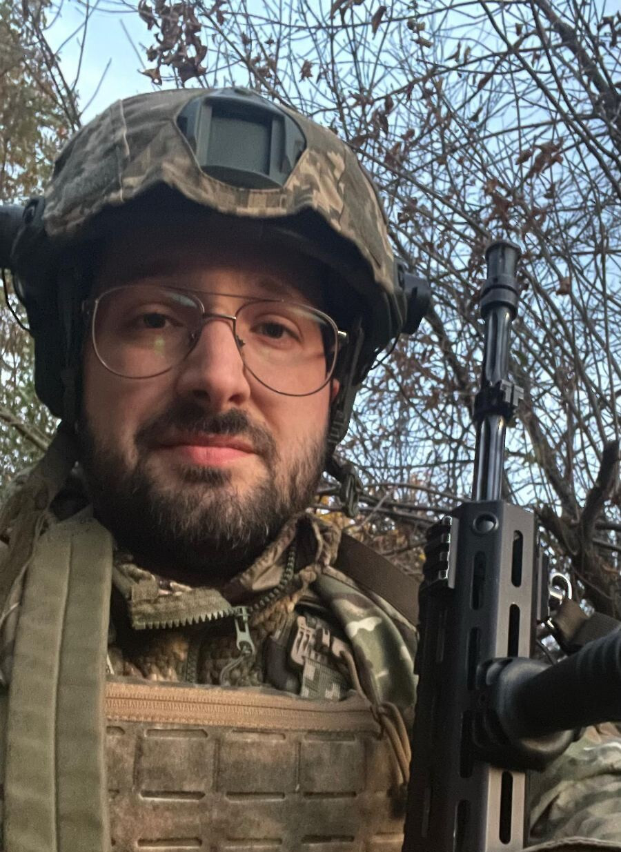 Knihu som písal do mobilu v zákope, hovorí ukrajinský vojak a autor Jevhen Volen  