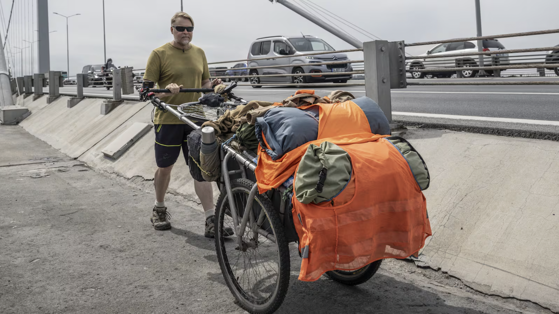 Možno ho dnes zbadáte v okolí Bratislavy. Brit kráča 27 rokov okolo sveta, po 50-tisíc kilometroch sa blíži do cieľa