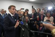 Ako bojovať proti dezinformáciám? Macron chce certifikáty, kritikom to pripomína cenzúru ako z Orwella